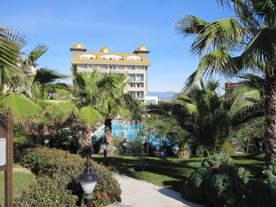 Das Hotel vom Strandausgang gesehen Aydinbey Kings Palace & Spa