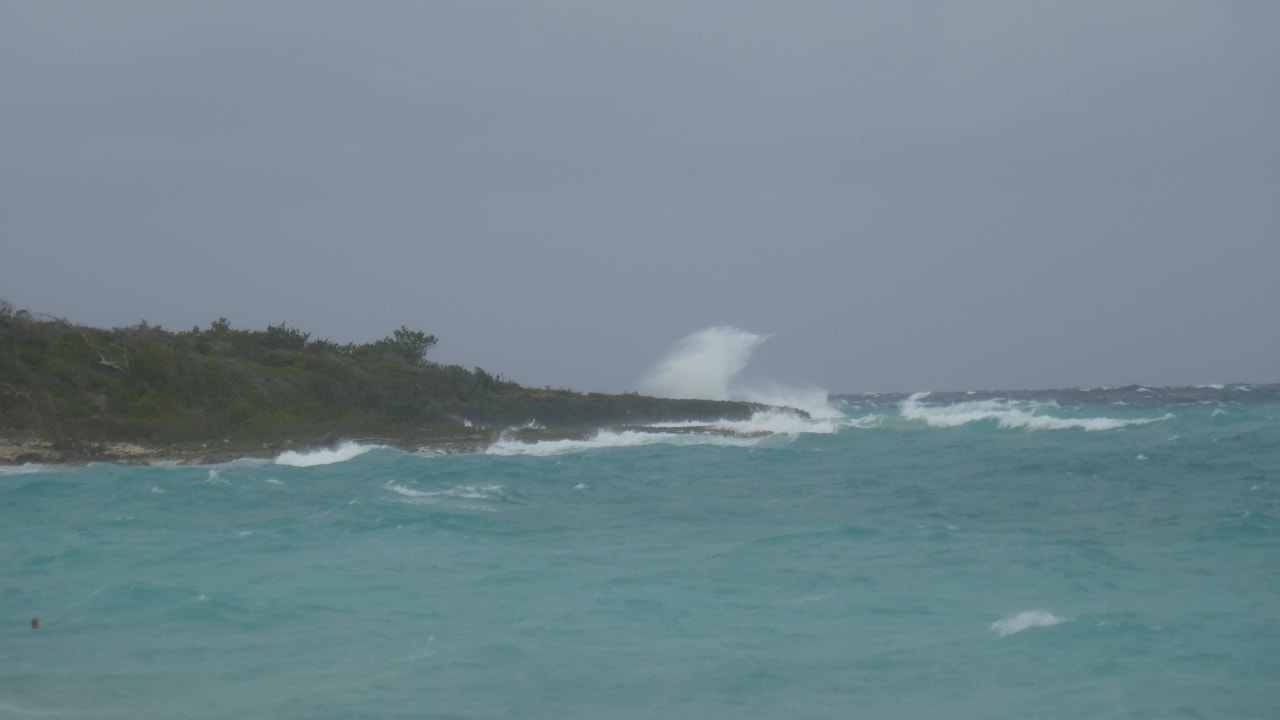 Heftiger Wind treibt Wellen ans Ufer Sol Rio De Luna y Mares