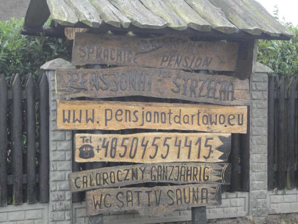 Tablica z nazwą Pension Pod Strzechą