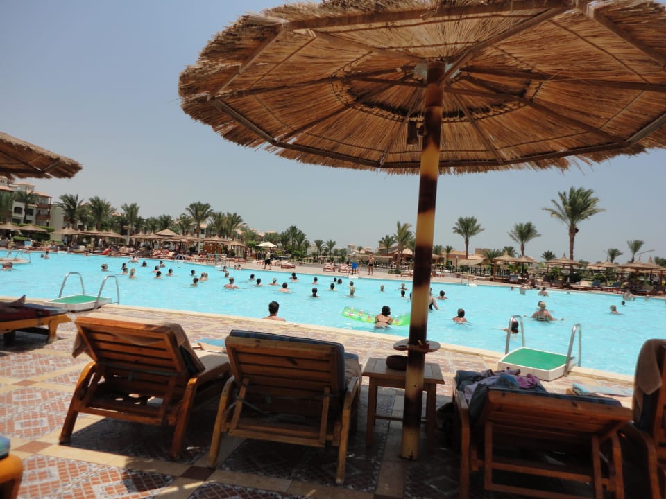 Wassergymnastik zu Mittag im Hauptpool Pickalbatros Dana Beach Resort - Hurghada