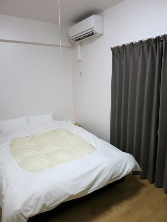 Bett und Klimaanlage White Terrace Tsuboya Guesthouse