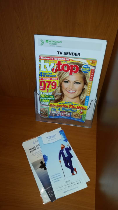 Das Zimmer mit TV Zeitung! Top! Wyndham Garden Lahnstein Koblenz Hotel