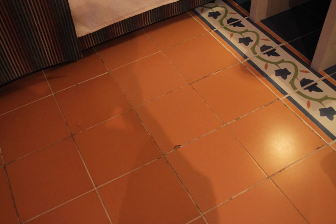 Fußboden verdreckt und defekte Fliesen Memories Miramar Havana