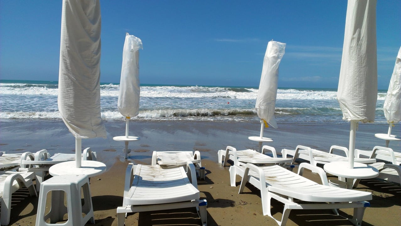 Strand bei stakem Wind Hotel Sirma