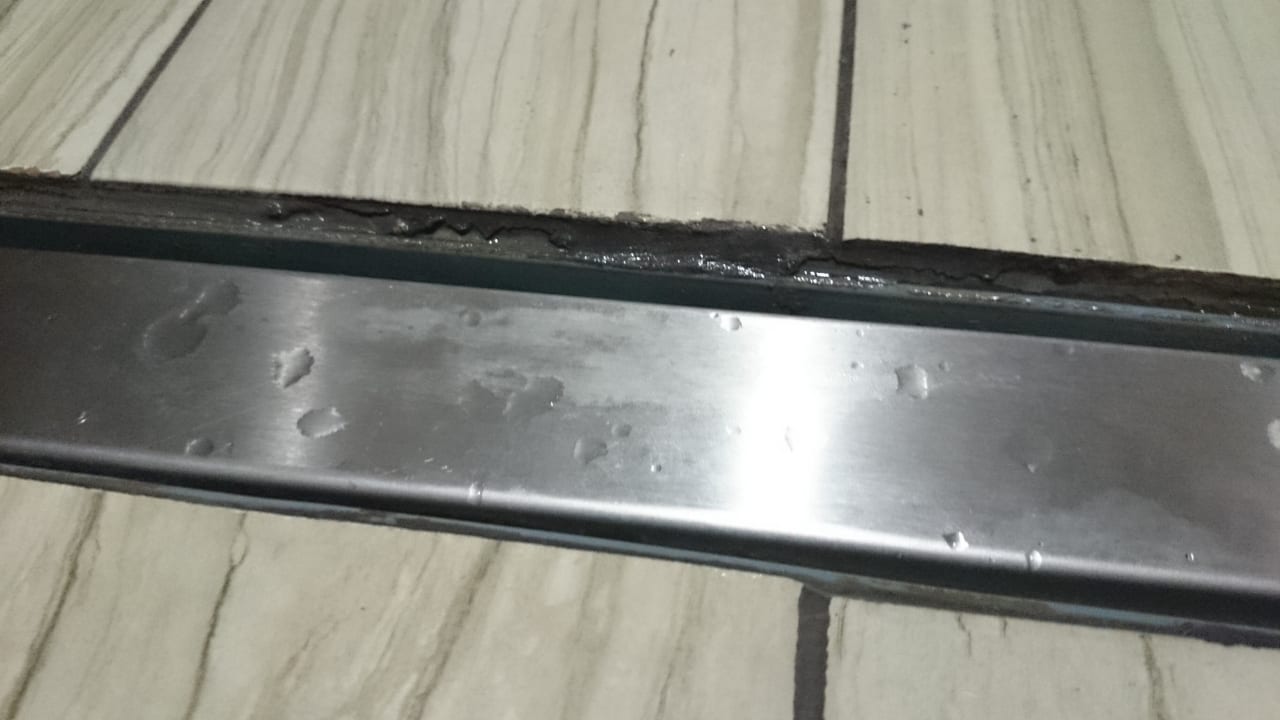 Verletzungsgefahr in der Dusche Port Nature Luxury Resort & Spa