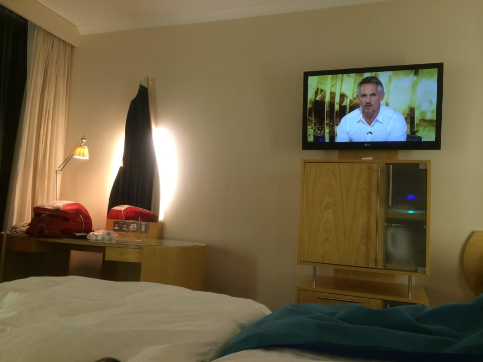 Blick auf Schreibtisch und TV Novotel London Stansted Airport