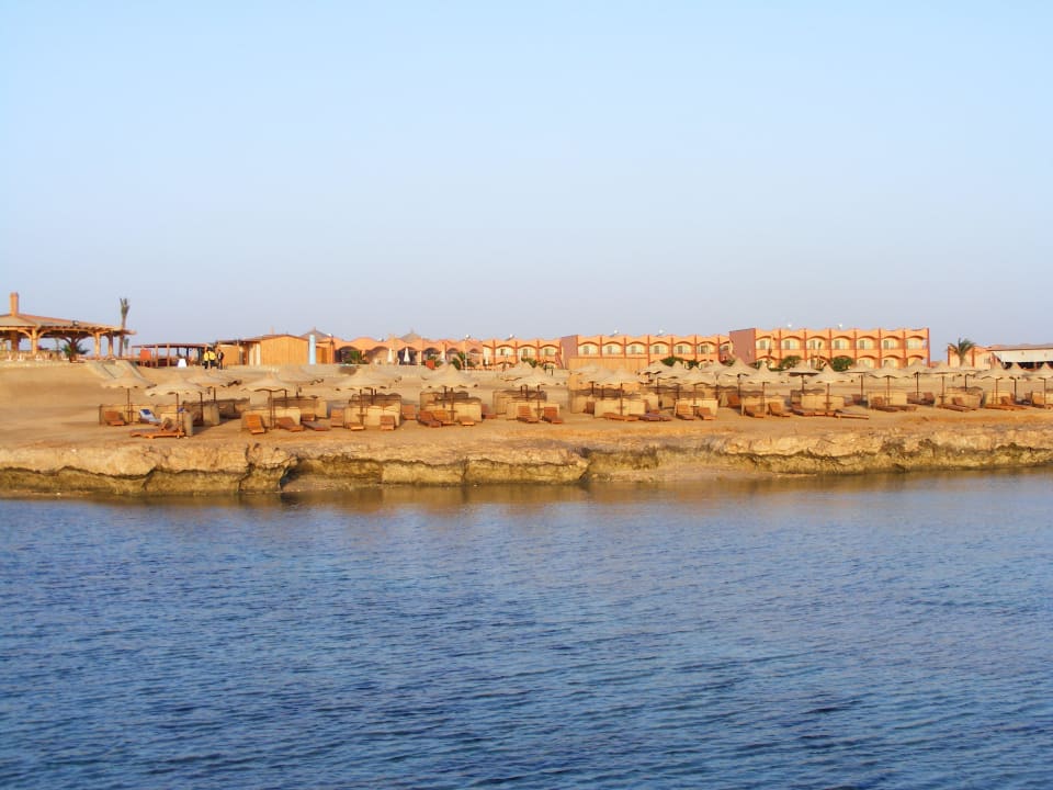 Blick auf die Hotelanlage Three Corners Happy Life Beach Resort