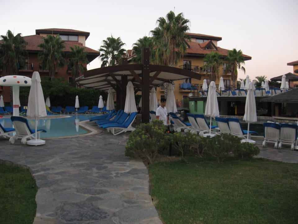 Weg zum Pool Club Grand Aqua
