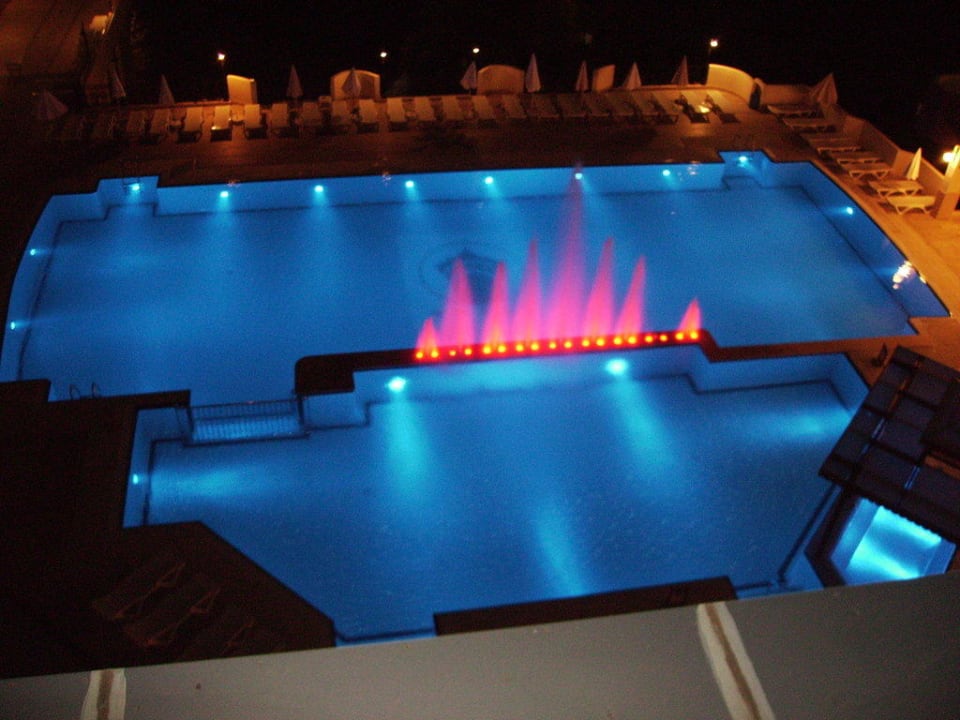 Hauptpool bei Nacht Ladonia Hotels Adakule