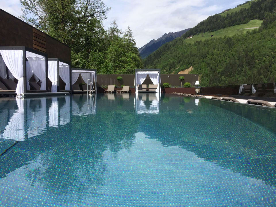 Sky Pool im Alpenschlössel Quellenhof Luxury Resort Passeier