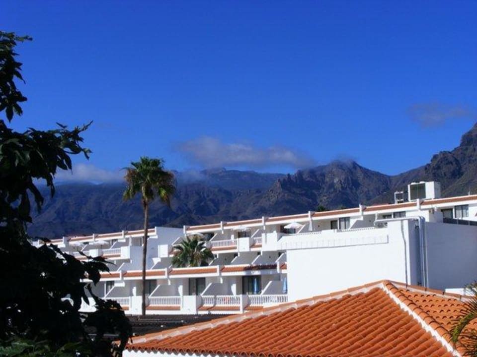 Innenhof mit Blick auf die Berge allsun Hotel Los Hibiscos