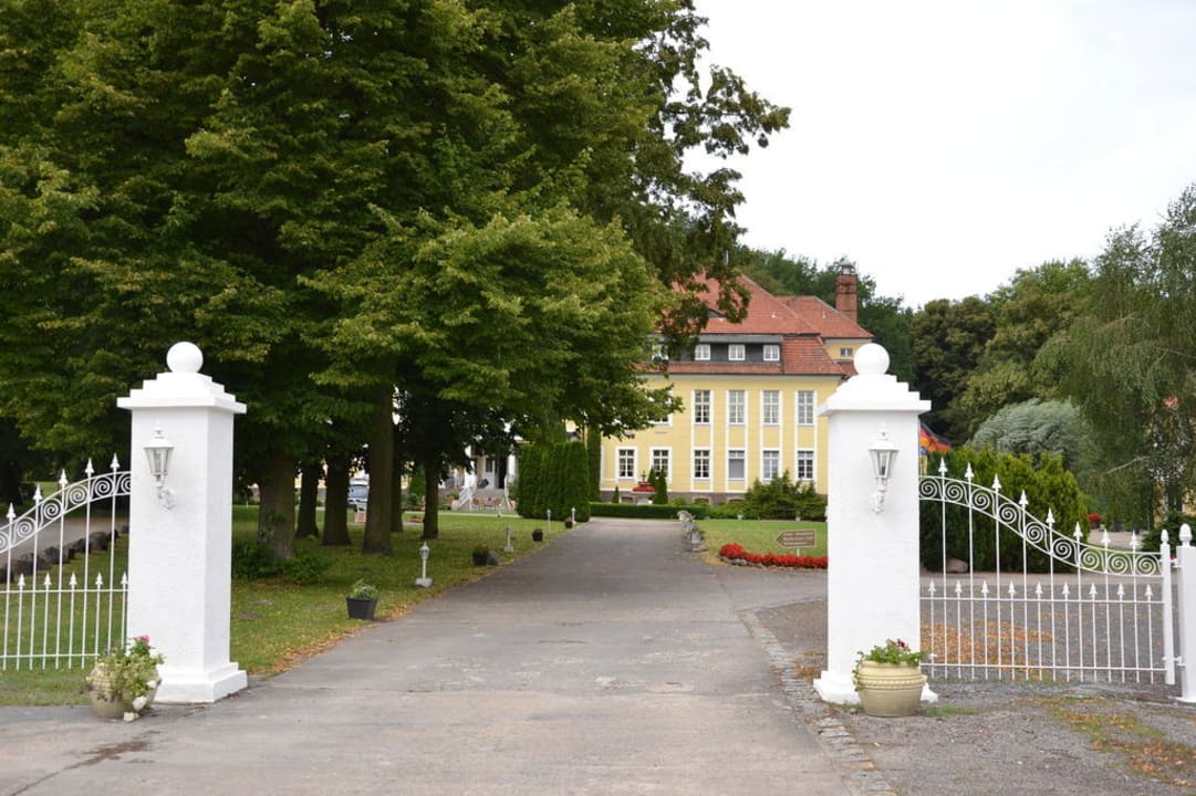 Einfahrt zu Hotel Schloss Wulkow