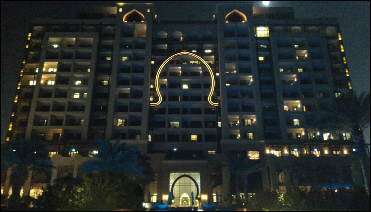 Hotel bei Nacht vom Pool aus gesehn Ajman Saray, a Luxury Collection Resort
