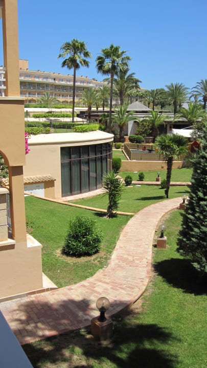 Gartenanlage mit Restaurant vom Balkon Insotel Club Cala Mandia