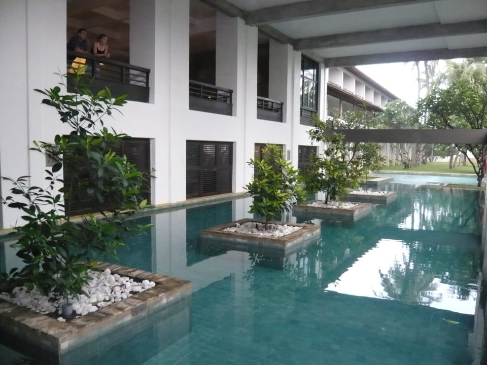 Teil 1 der Poolanlage Hotel Jetwing Beach