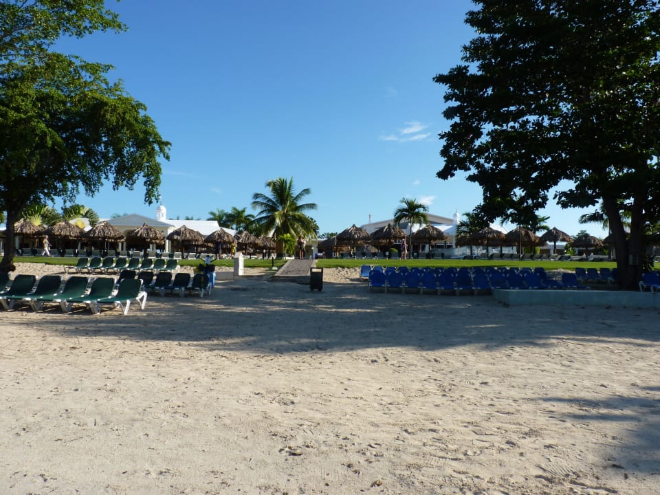 Blick vom Strand zum Hotel Hotel Riu Negril