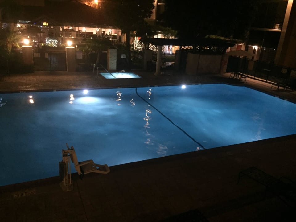 Blick vom Zimmer auf den Pool The Hotel Fullerton