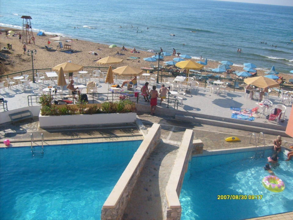 Blick vom Balkon auf dem Pool und den Strand Hotel Dedalos Beach