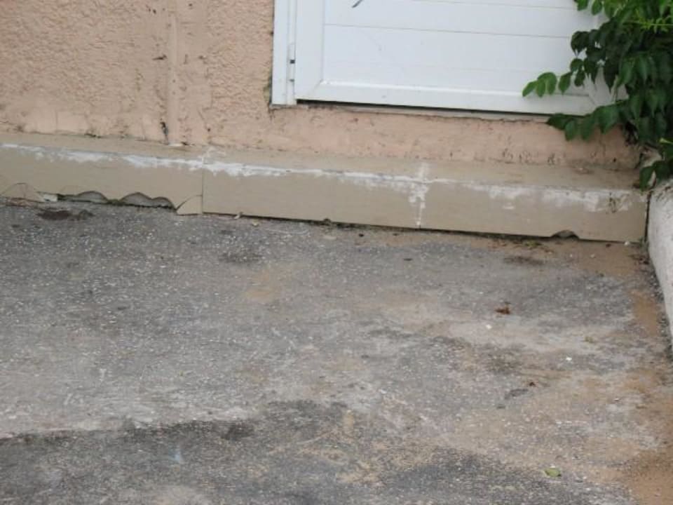 Ungepflegtes Außengelände Sandy Beach Resort