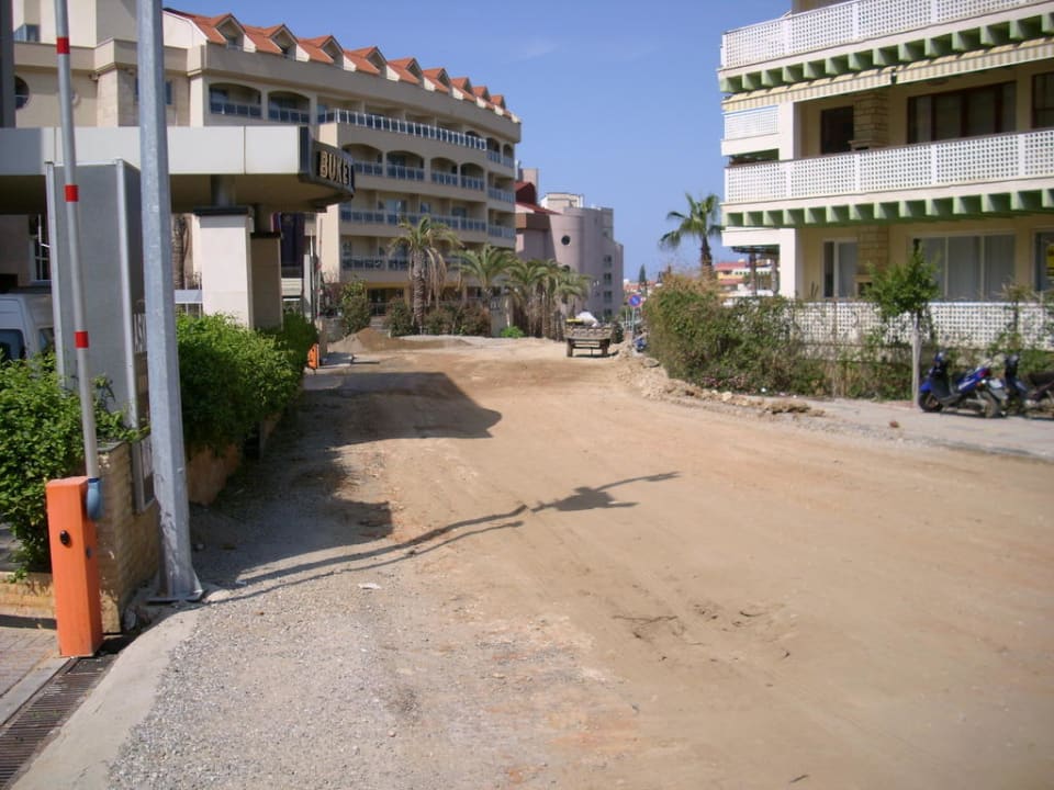 Straße vor dem Hotel Sealife Buket Resort & Beach