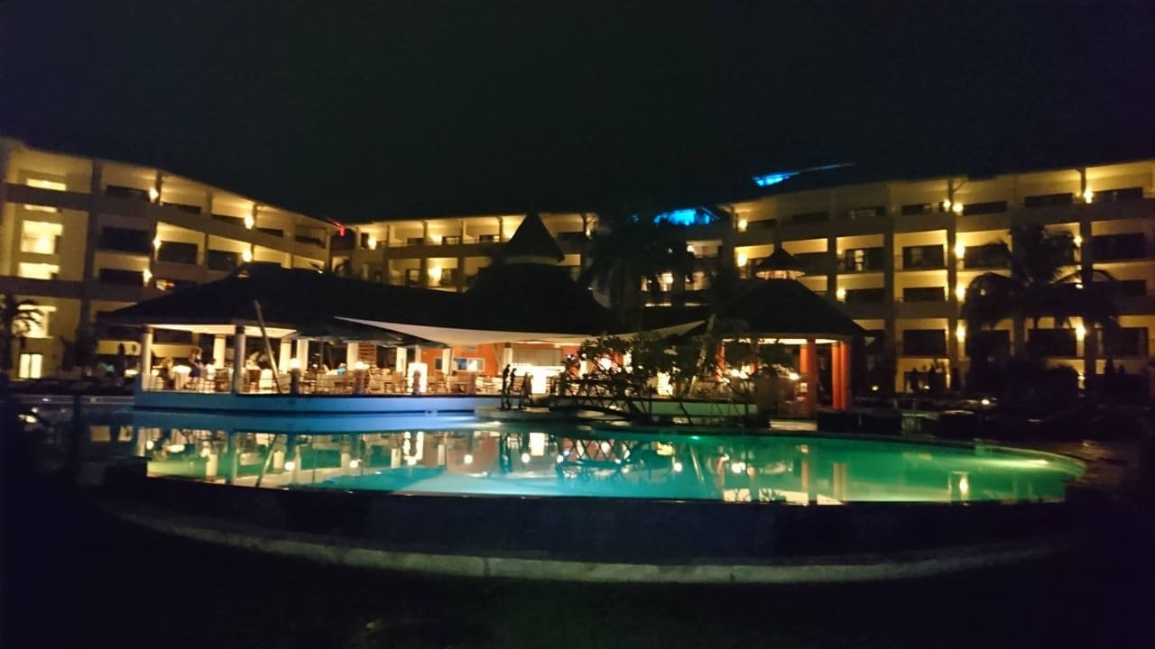 Blick vom Strand  Secrets Wild Orchid Montego Bay - Adults only