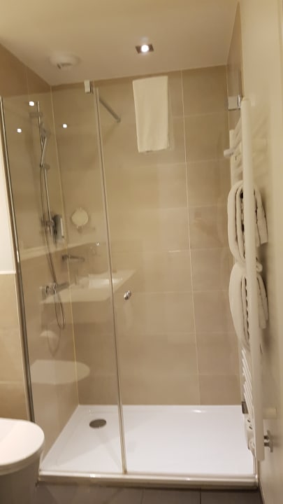 Dusche mit Lautsprecher vom TV  Garner Hotel Berlin - Mitte
