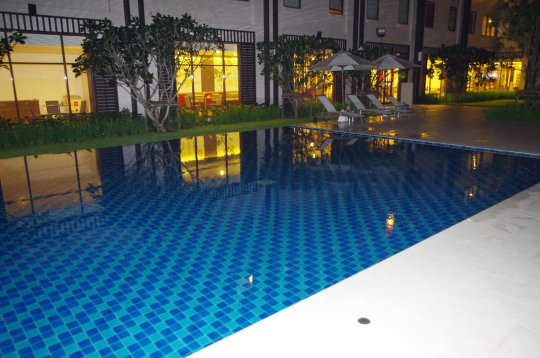 Pool am Abend ibis Hotel Bangkok Riverside