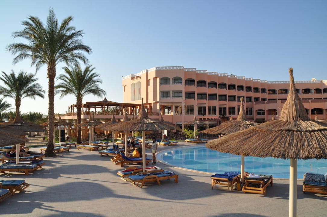 Poolanlage beim Strand Beach Albatros Resort