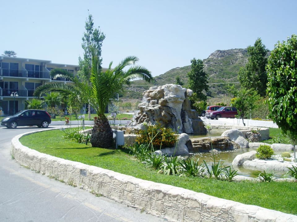 Vor dem Haupteingang Hotel Sun Palace