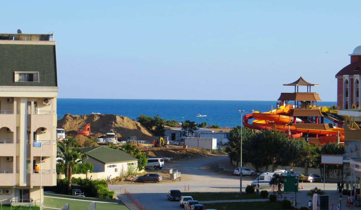 Rechts vom Balkon aus Richtung Meer Well Palace Side