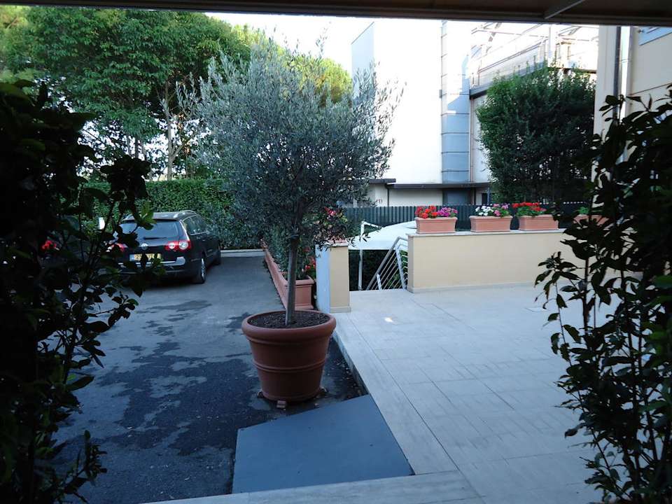 Blick auf den Innenhof und Parkplatz Hotel Roma Point