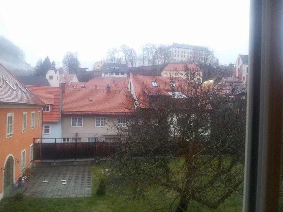 Vom Zimmerfenster aus ... Blickrichtung Burg JUFA Hotel Murau