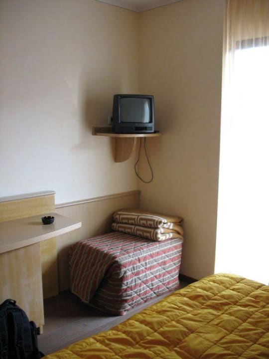 Fernseher, rechts geht es auf den Balkon Hotel Gabry