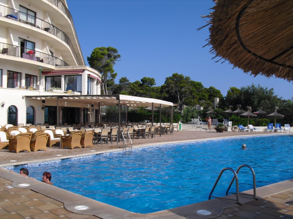 Pool mit Bar- Snackbar im Hintergrund Grupotel Aguait Resort & Spa - Adults only