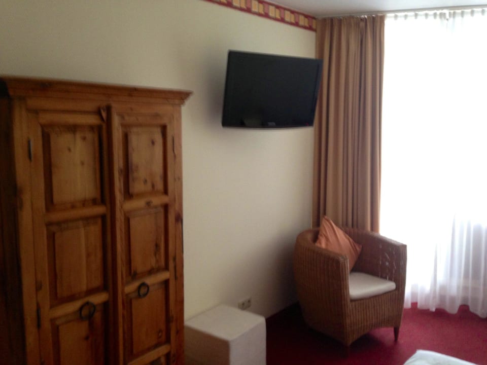 TV an der Wand OHNE Sitzgelegenheit . Best Western Plus Parkhotel Velbert