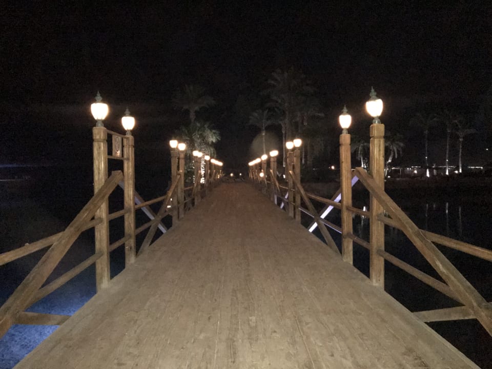 Blick auf die Brücke bei Nacht Marriott Hurghada Beach Resort