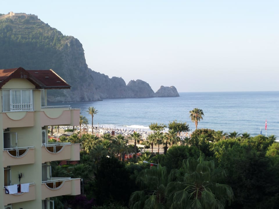 Widok na wzgórze i plażę Hatipoglu Beach Hotel