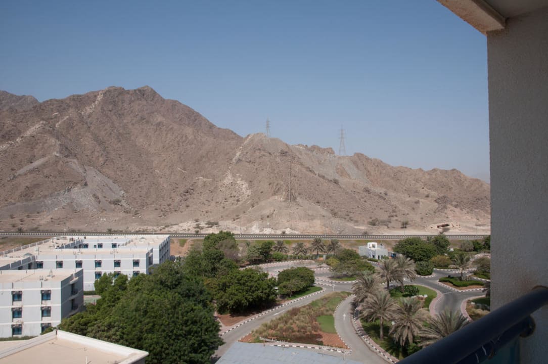 Blick auf die vordere Aussenanlage Hotel Le Meridien Al Aqah Beach Resort