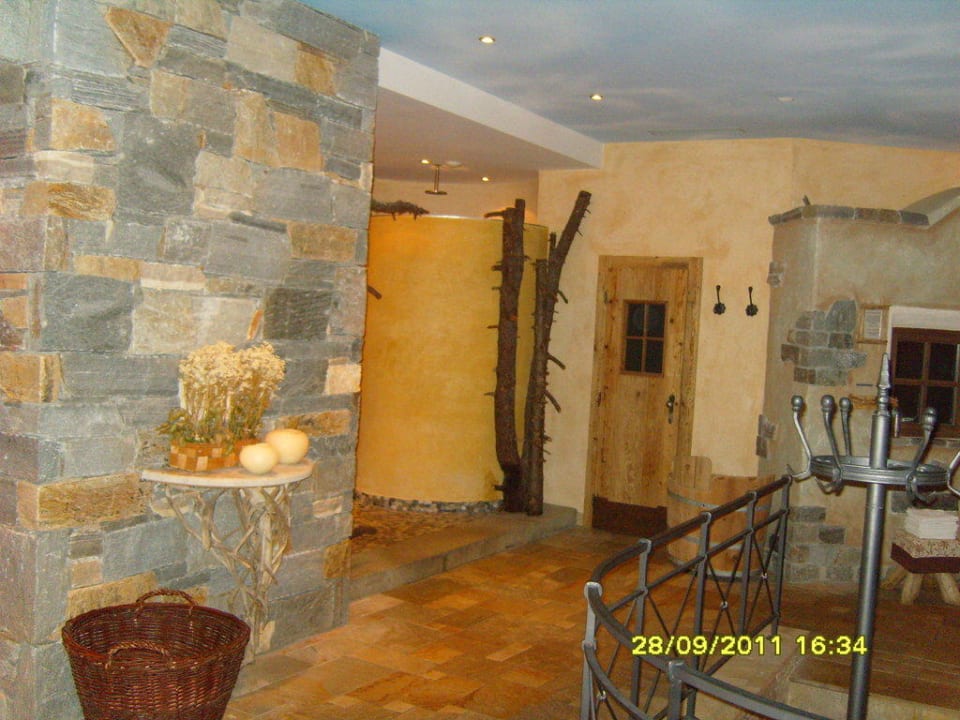 Vor den Duschen im Spa-Bereich Hotel Alpin Spa Tuxerhof