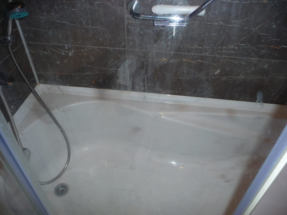 Schlieren auf der Duschabtrennung Vikingen Infinity Resort & Spa