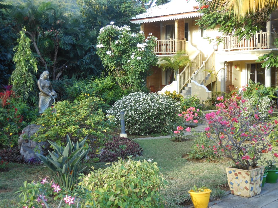 Blick in den Garten von Strand Hotel La Mariposa