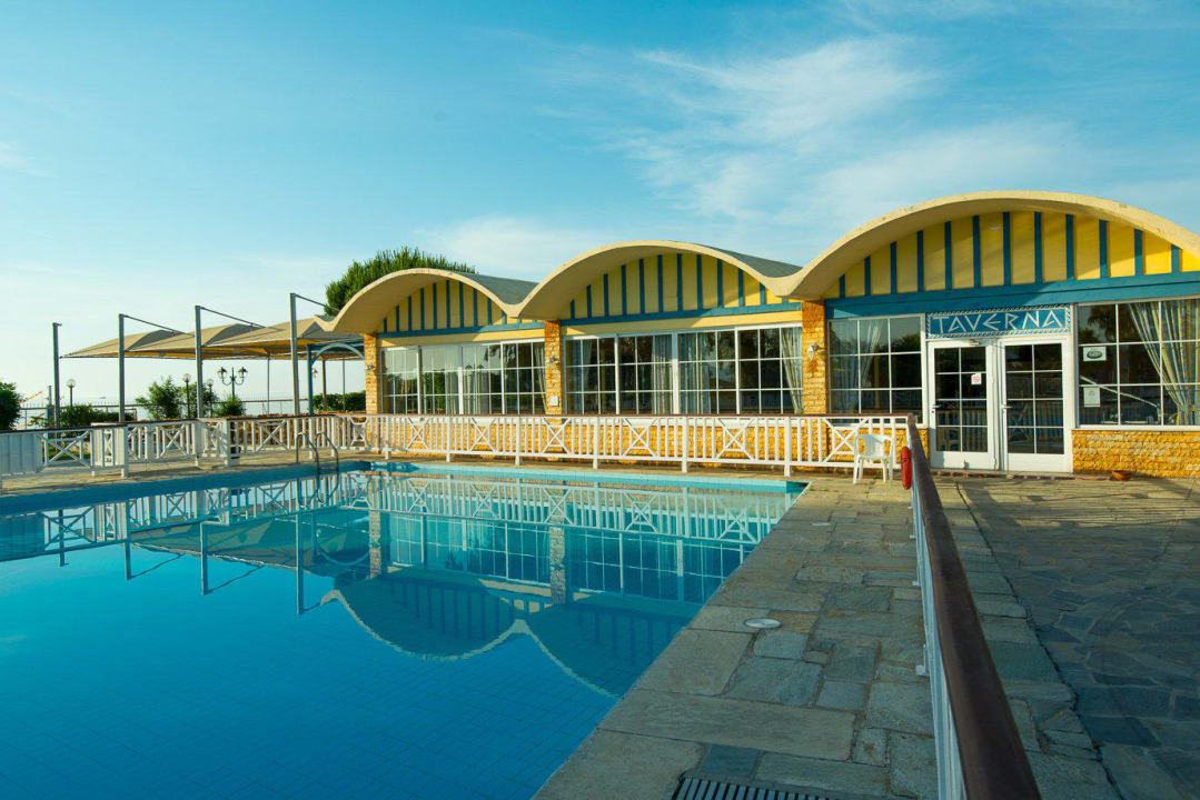Swimming pool Golden Coast Hotel & Bungalows
