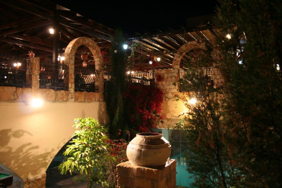 Hotelanlage am Abend Atlantica Akteon