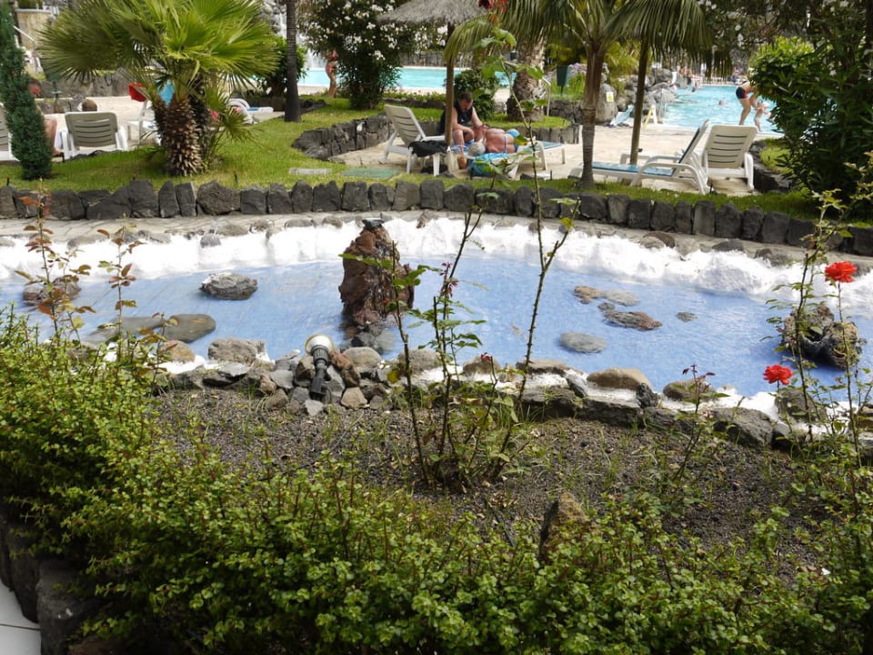 Der schöne Brunnen an der Außenbar Hotel Puerto Palace