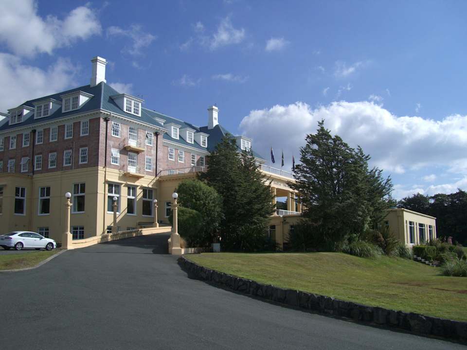 Hotel vom Parkplatz Hotel Bayview Chateau Tongariro