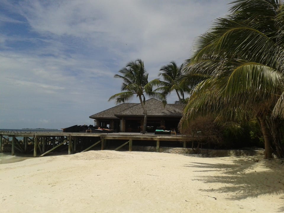 Das ist der Pool-Bar-Restaurant-Bereich O`Resort Kuredu Island Resort & Spa