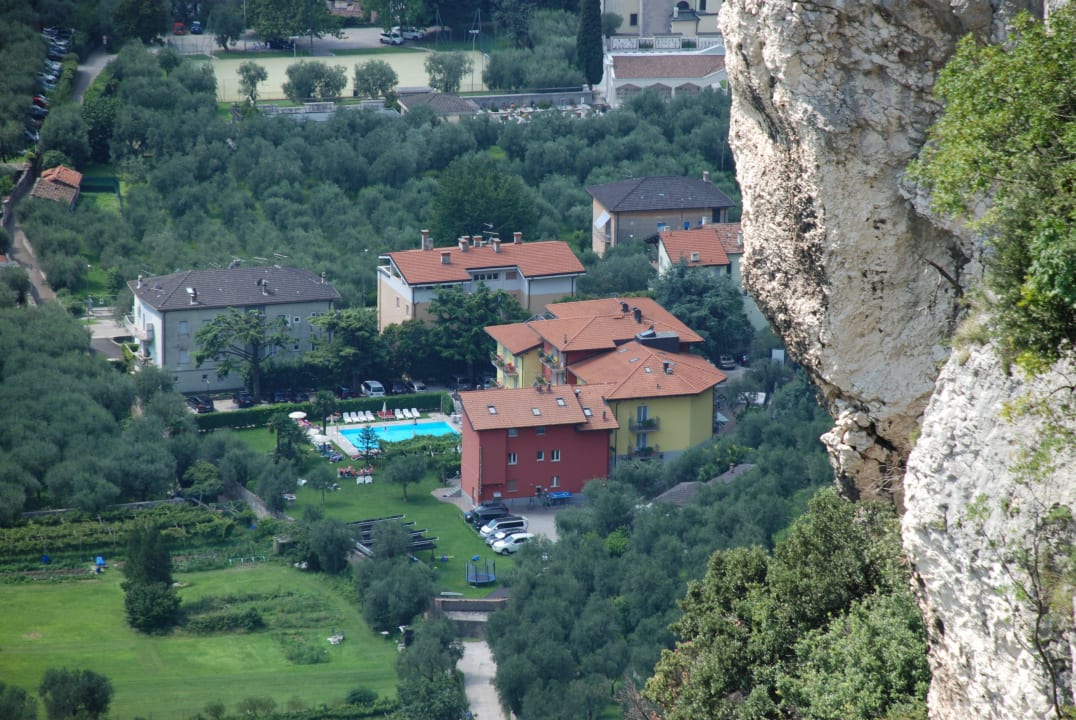 Blick von der Burg Nago die Anlage AktivHotel SantaLucia