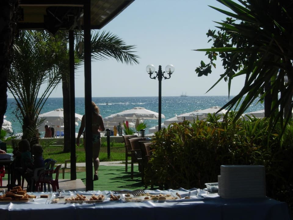 Blick von der Strandbar zum Strand Hotel Sirma
