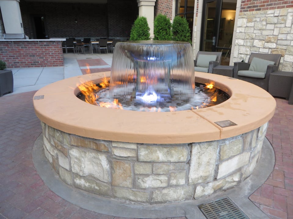 Feuer- und Wasserbrunnen vor der Lobby Residence Inn by Marriott Idaho Falls