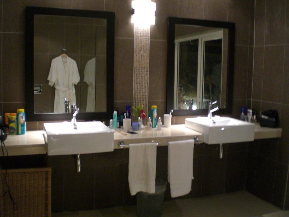 Grosses modernes Bad der Honeymoon-Suites Ocean Villas Hotel